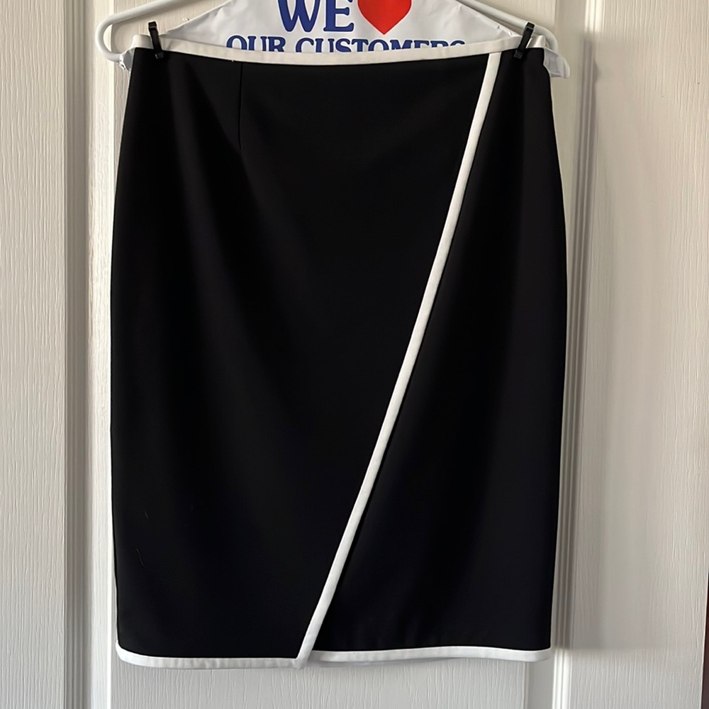 Black skirt with white piping detail - Picture 1 of 4